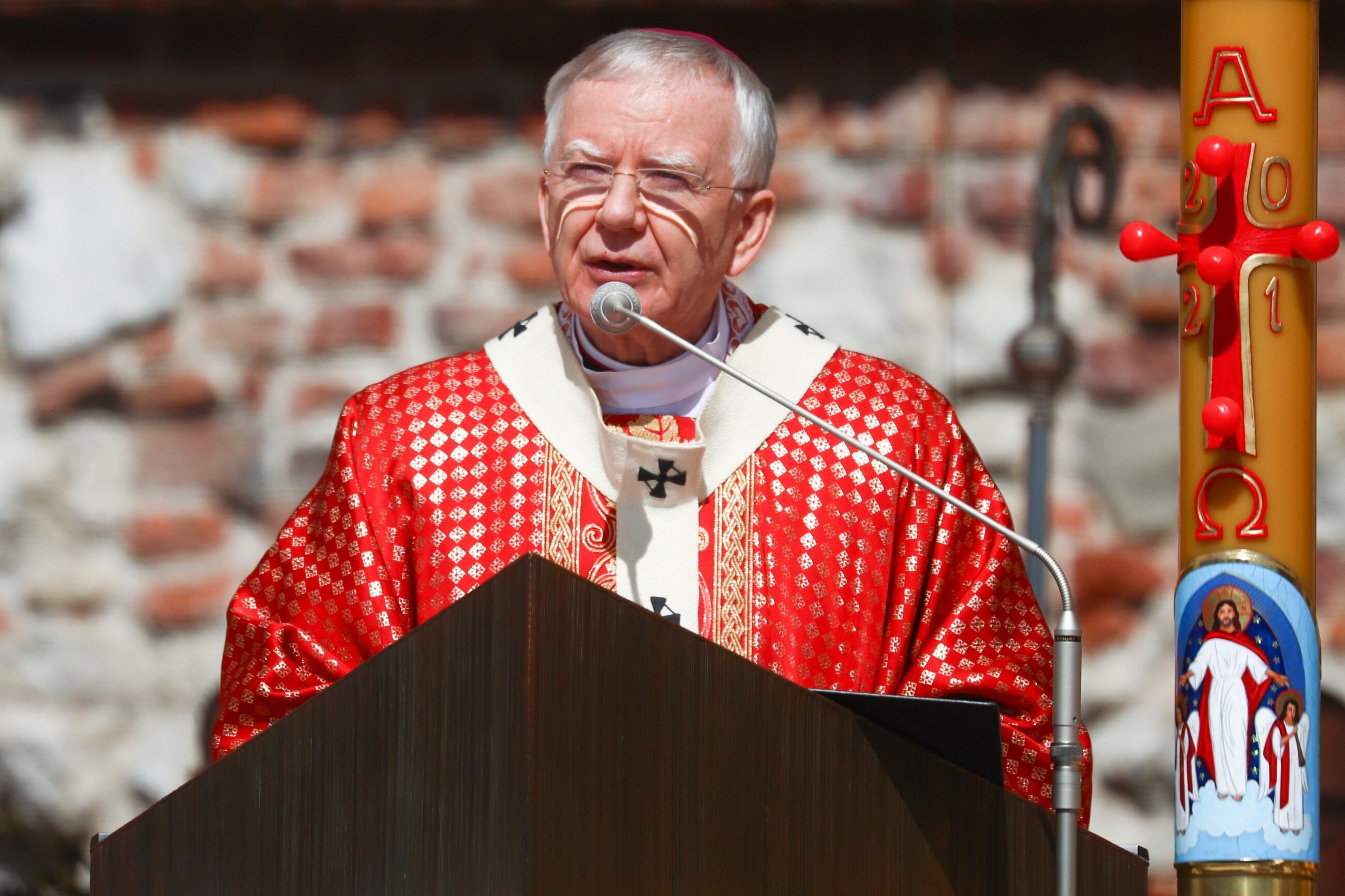 Abp Marek Jędraszewski komentuje słowa Donalda Tuska. „Obrażają moich rodziców" - Vimarsana News