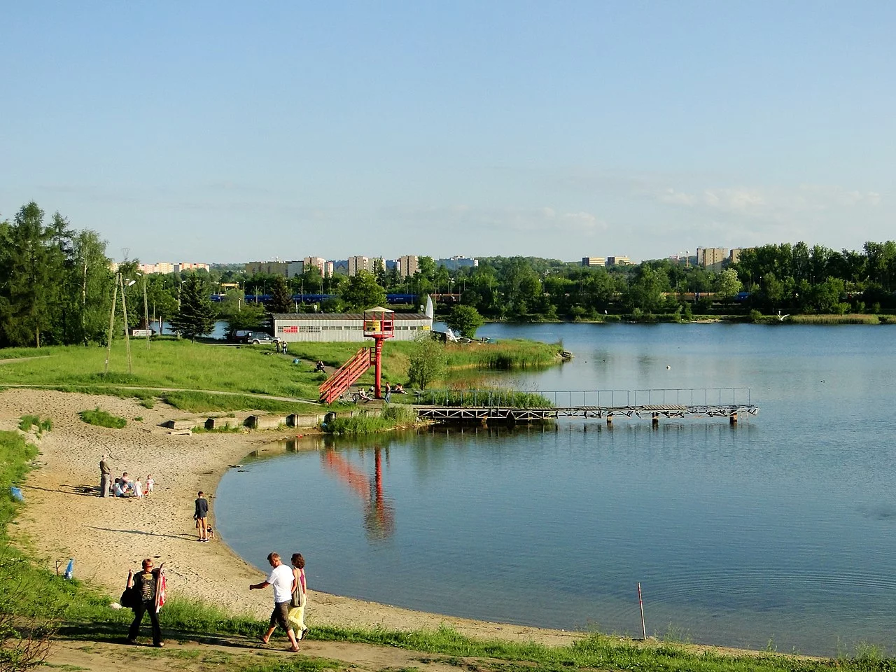 Widok na jeden z brzegów zalewu Bagry.