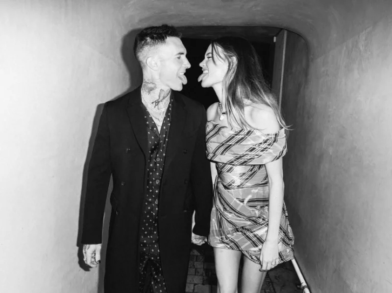 Behati Prinsloo i Adam Levine