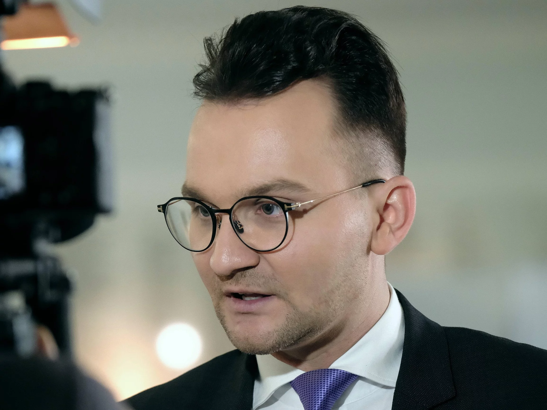 Incydent podczas konferencji PiS. W tle kartki z zaskakującym napisem