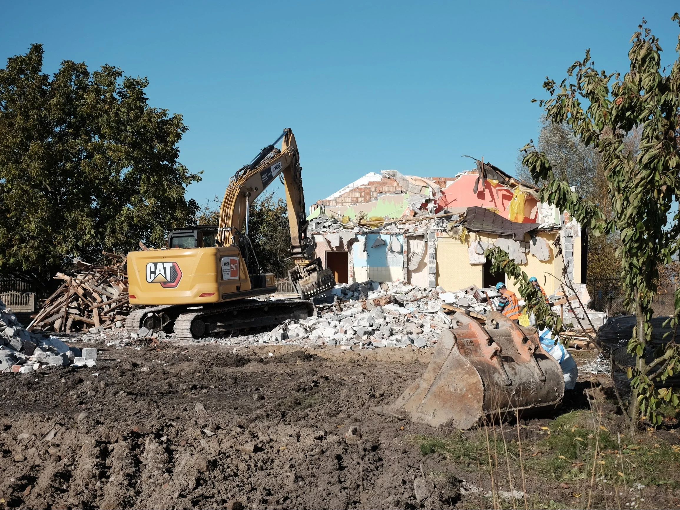 Rozbiórka domu na terenie CPK