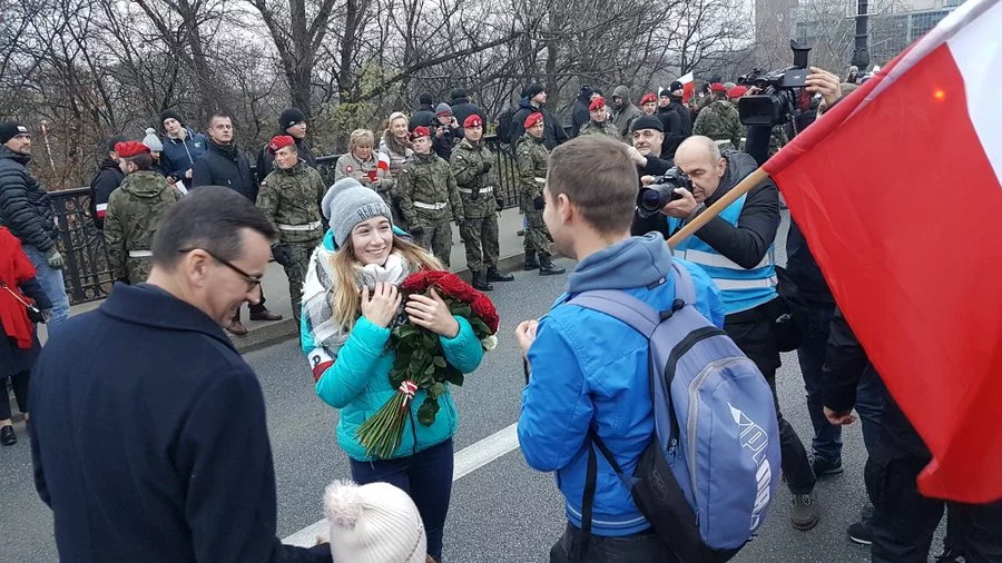 Oświadczyny na Marszu Niepodległości 2018 w obecności Mateusza Morawieckiego