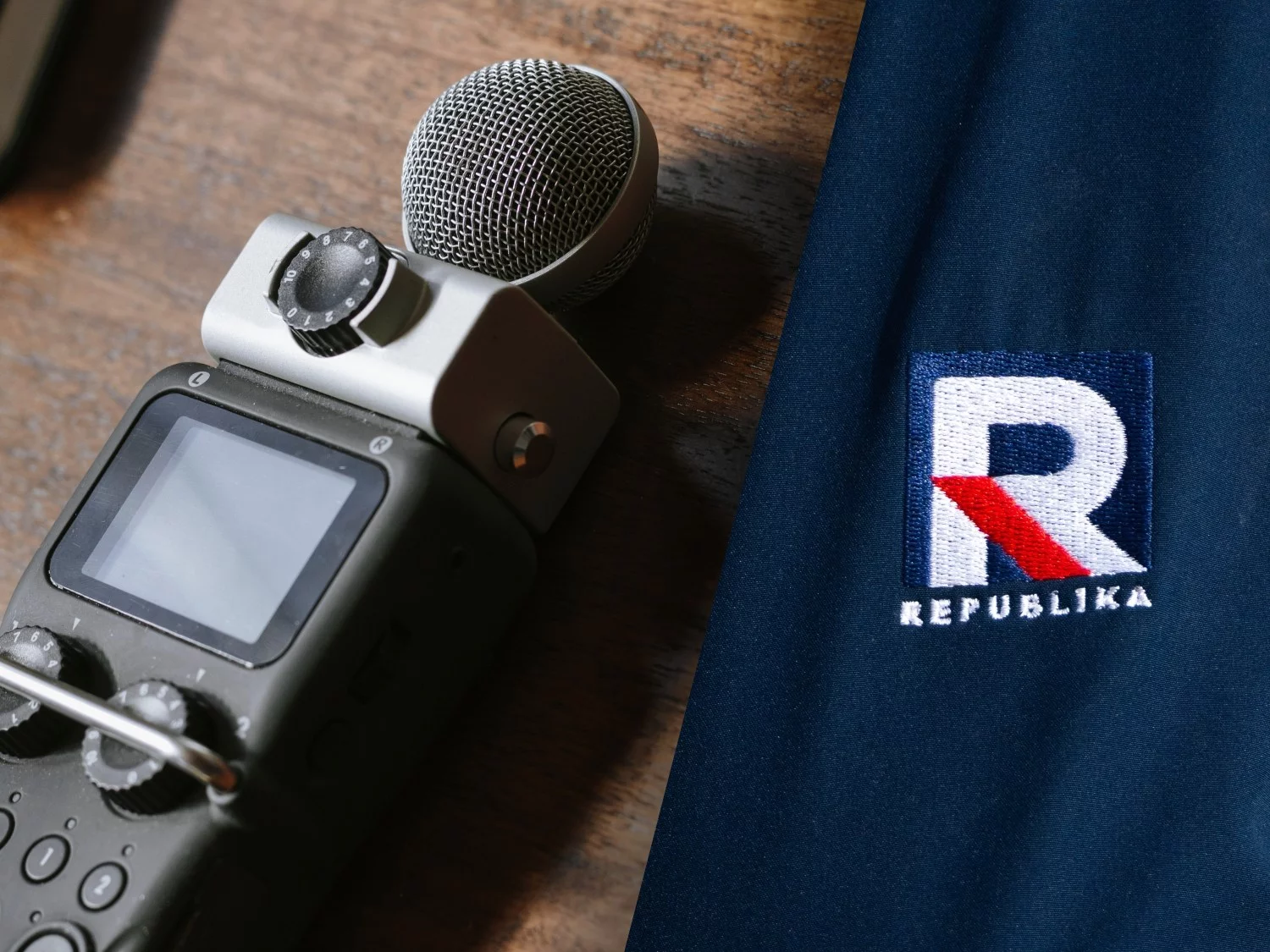 Dyktafon, logo Telewizji Republika – zdjęcia ilustracyjne