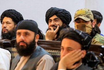 Afgańscy talibowie na pokazie filmu o więzieniu w Bagram