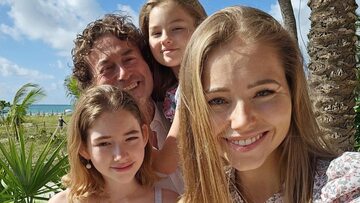 Agata i Piotr Rubikowie z córkami