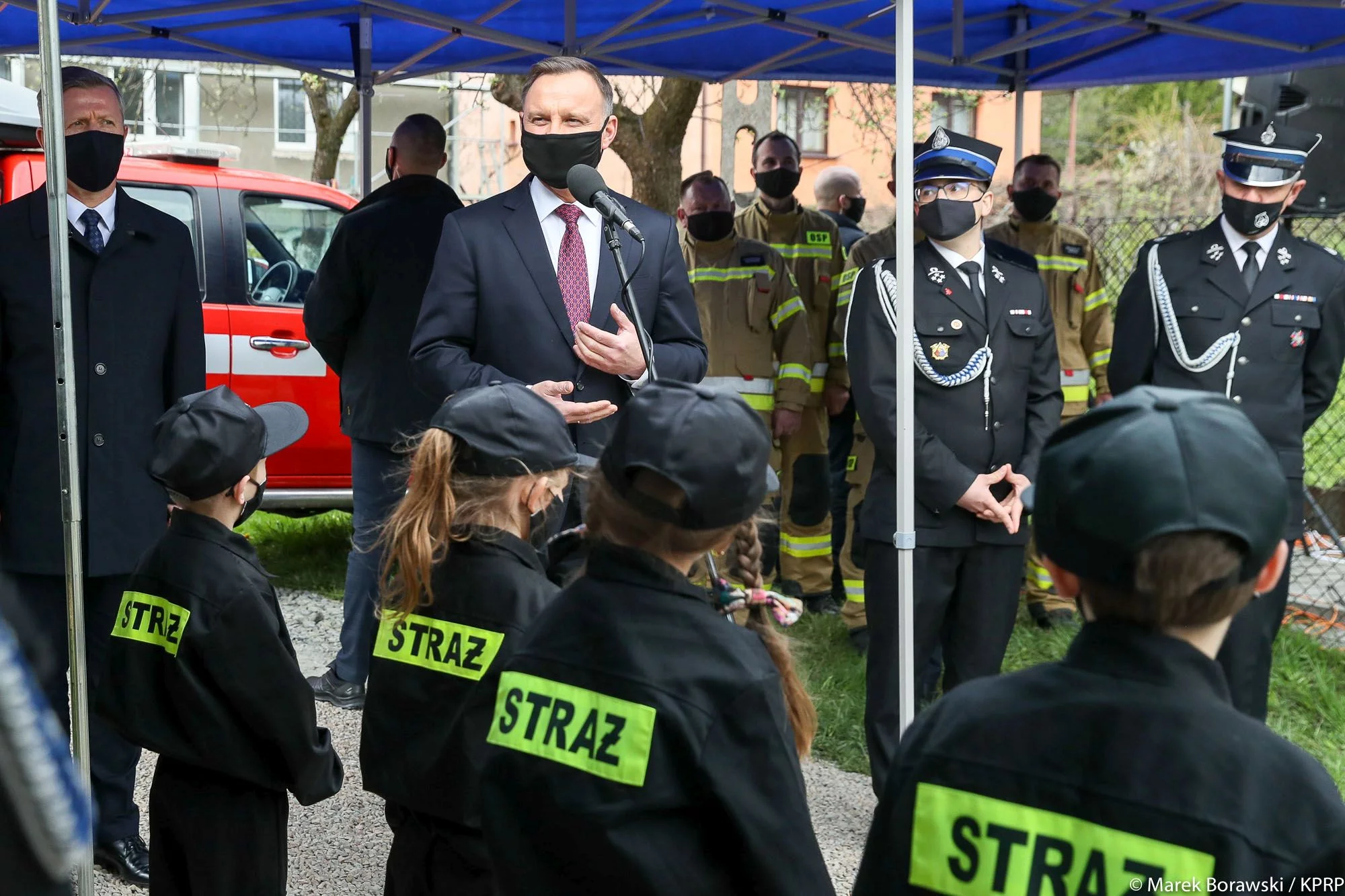 Prezydent Andrzej Duda wśród strażaków w Makowie Podhalańskim Dolnym