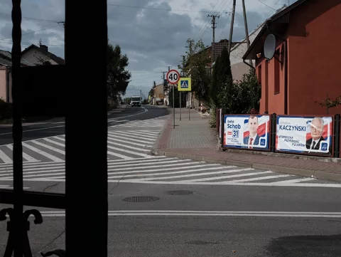 Plakaty wyborcze przed kościołem w Osieku