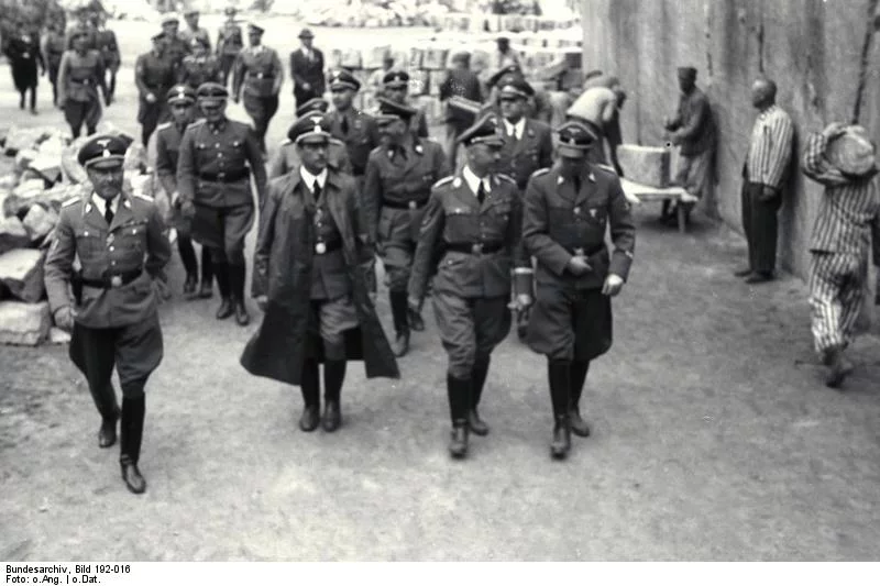 Wizyta Heinricha Himmlera w niemieckim nazistowskim obozie koncentracyjnym Mauthausen-Gusen w 1941 roku. W długim płaszczu ówczesny Gauleiter Karyntii Franz Kutschera