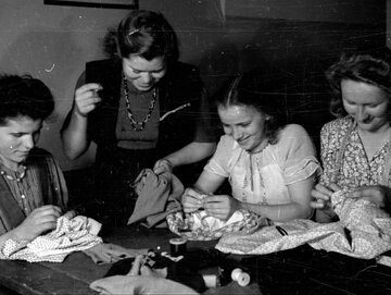 Akcja szkolenia zawodowego zorganizowana przez Ligę Kobiet dla mieszkanek regionu dolnośląskiego, 1947 rok