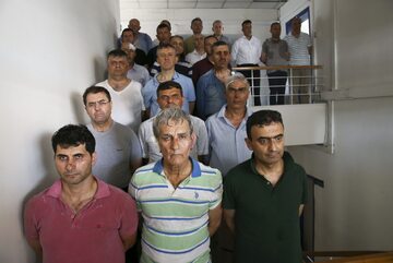 Akin Ozturk (pierwszy rząd w środku) wśród aresztowanych żołnierzy