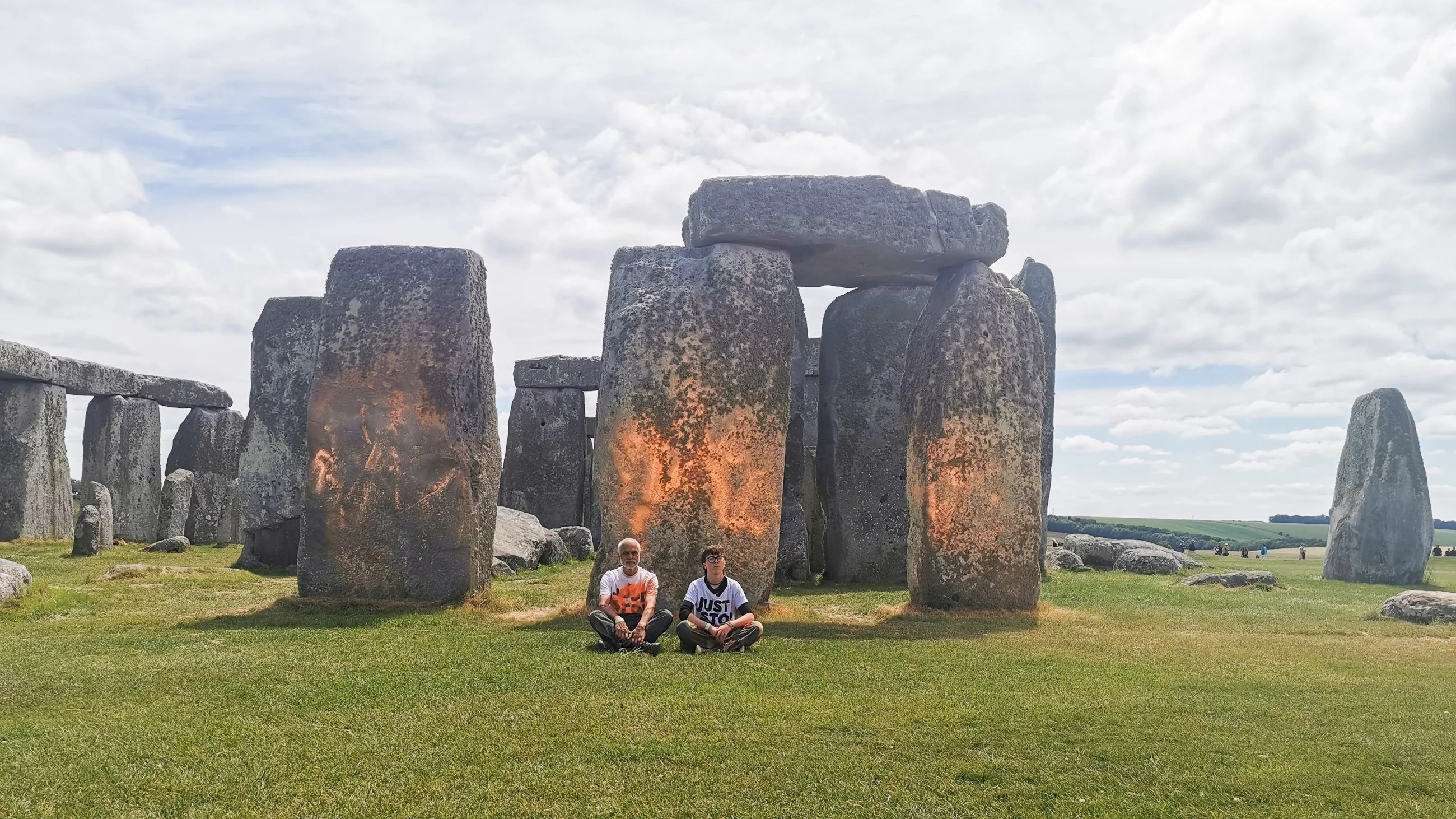 Aktywiści Just Stop Oil spryskali Stonehenge pomarańczową farbą