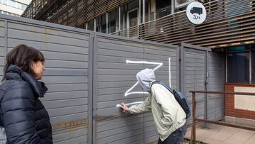 Aktywiści malują symbol "Z" na bramie przy siedzibie PiS