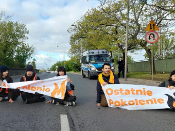 Aktywiści Ostatniego Pokolenia blokujący most