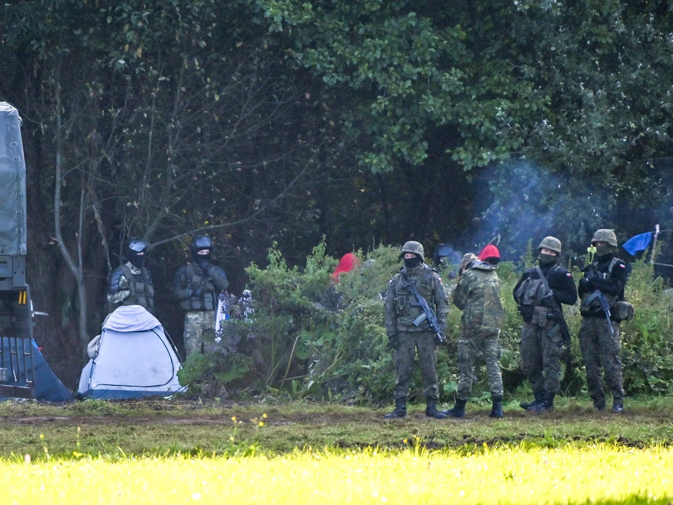 Uchodźcy koczujący przy granicy w Usnarzu, 25.08.2021 r.