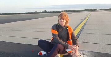 Aktywistka przykleiła się do płyty lotniska