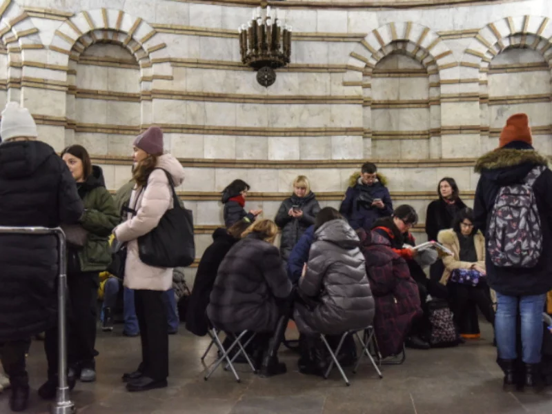 Mieszkańcy Kijowa w metrze podczas alarmu lotniczego, 13 grudnia