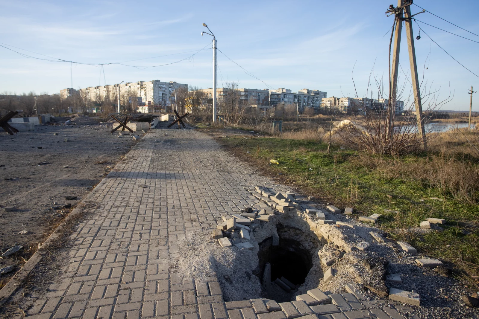 Miejsce po uderzeniu rosyjskiego pocisku z poprzednich dni