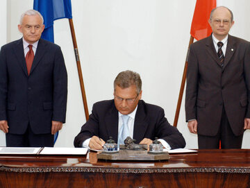 Aleksander Kwaśniewski podpisał unijny traktat