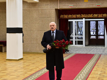 Aleksander Łukaszenka na uroczystości pogrzebowej Władimira Makieja