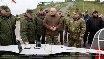 Aleksandr Łukaszenka ogląda białoruskie drony