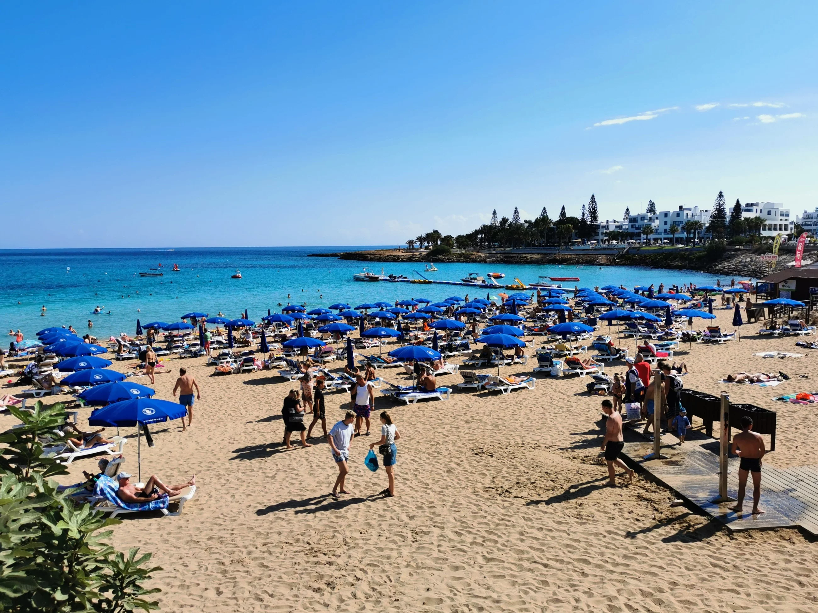 Turyści na plaży na Cyprze