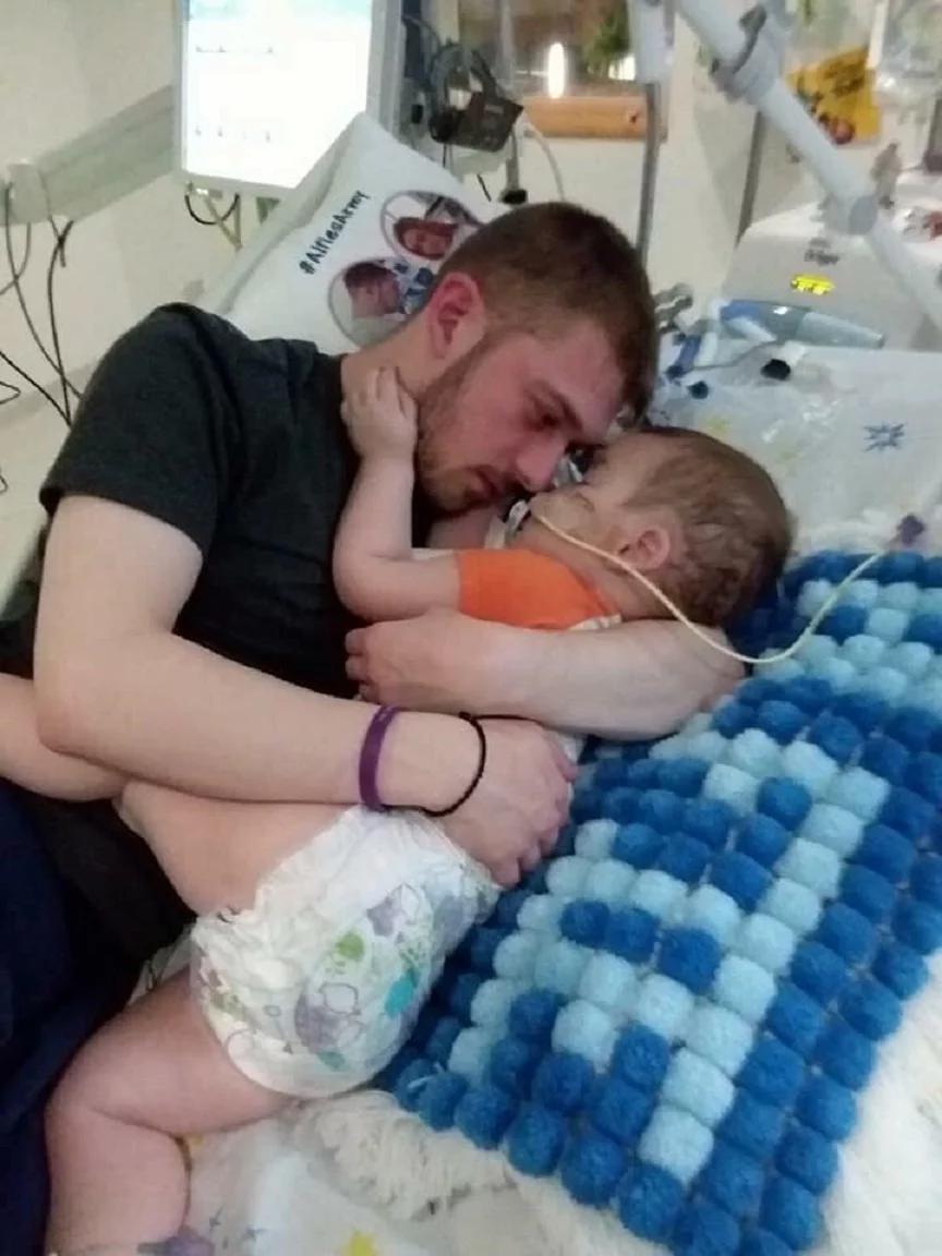 Alfie Evans i jego tata