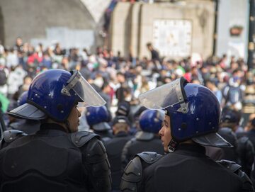 Algierska policja w trakcie protestów w 2019 roku, zdjęcie ilustracyjne