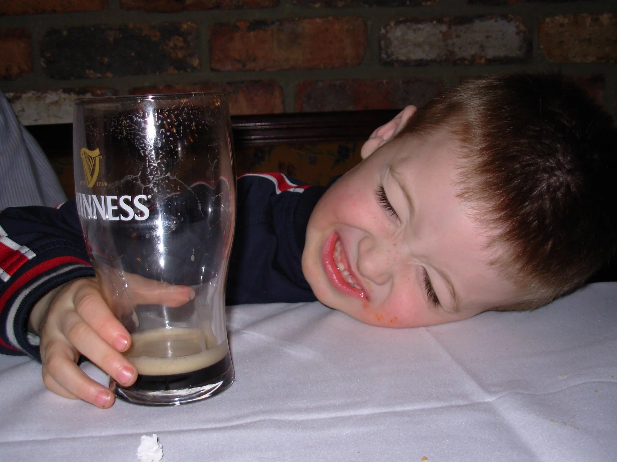 Upijają się coraz młodsi. Jak szkodzi im alkohol?