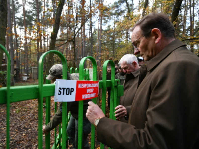 Wiceminister klimatu i środowiska Edward Siarka oraz p.o dyrektora generalnego LP Józef Kubica w Skubiance