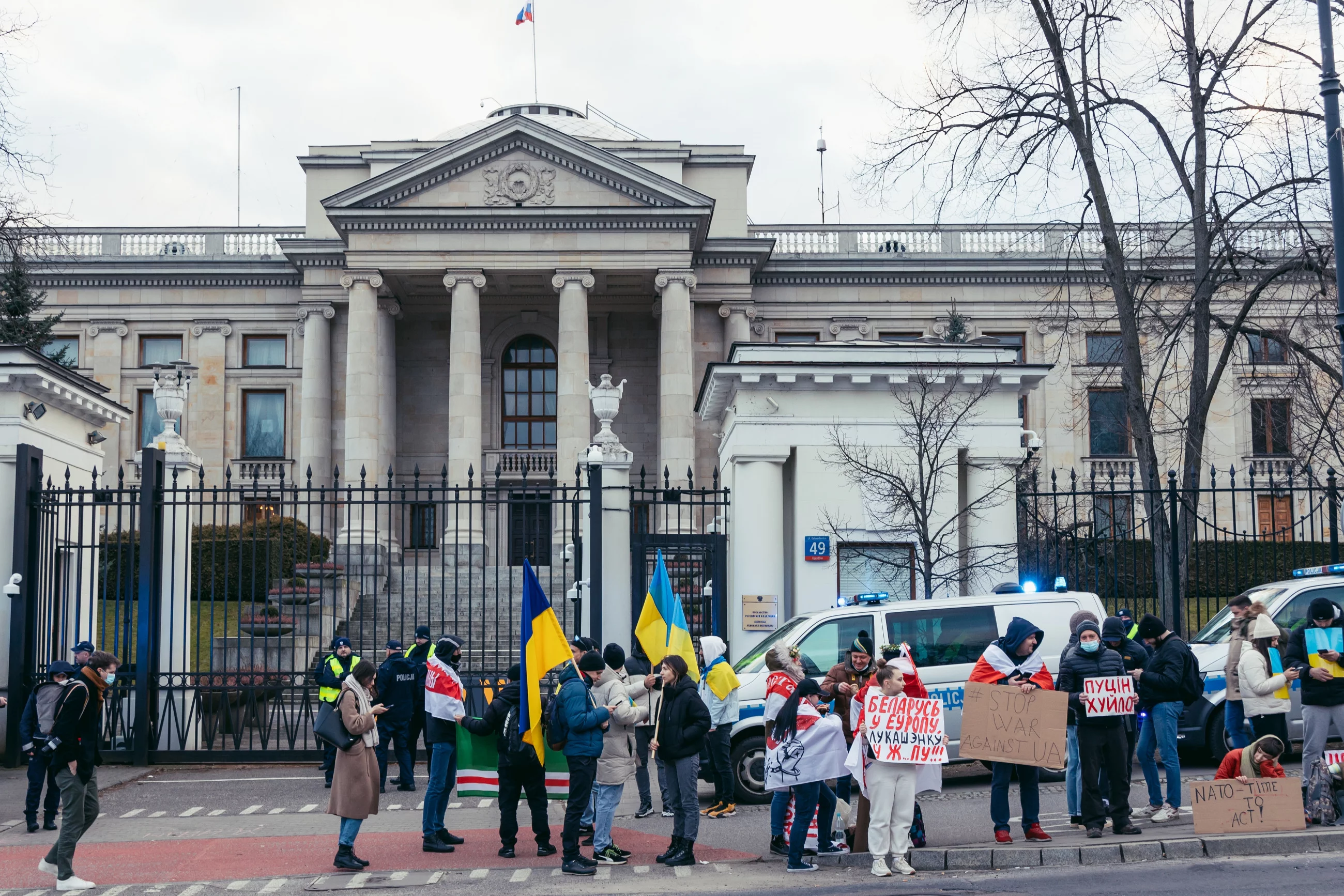 Protest przed rosyjską ambasadą w Warszawie, zdjęcie ilustracyjne