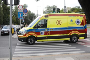 Ambulans przed Centralnym Szpitalem Klinicznym MSWiA w Warszawie