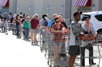 Amerykanie w kolejce do supermarketu w  Altamonte Springs na Florydzie
