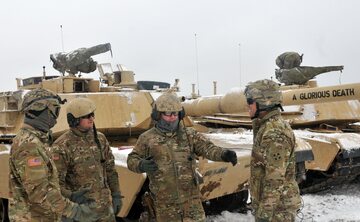 Amerykańscy żołnierze przy czołgach M1A2 Abrams
