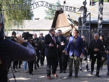 Amerykański aktor Arnold Schwarzenegger oraz dyrektor Państwowego Muzeum Auschwitz-Birkenau Piotr Cywiński podczas wizyty na terenie byłego nazistowskiego obozu koncentracyjnego Auschwitz w Oświęcimiu