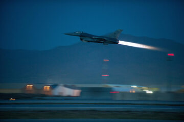 Amerykański F-16 startujący z bazy w Bagram w Afganistanie