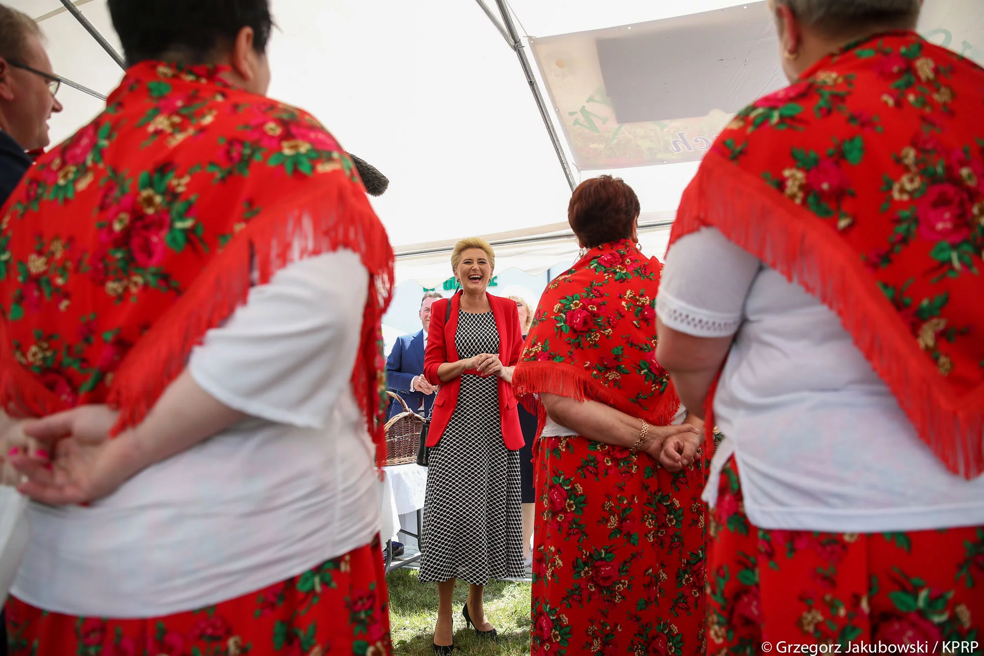 Małżonka Prezydenta odwiedziła stoiska z regionalnymi potrawami i rękodziełem