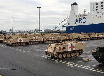 Amerykański sprzęt wojskowy w porcie w Bremerhaven