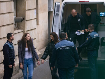 Andrew Tate wraz z bratem i dwiema kobietami pojawiają się w rumuńskim Sądzie Apelacyjnym ws. decyzji o 30-dniowym aresztowaniu