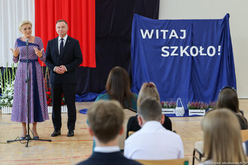 Andrzej Duda i Agata Kornhauser-Duda podczas rozpoczęcia roku szkolnego 2021/2022 w szkole w Kruszewie.