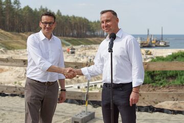 Andrzej Duda i Mateusz Morawiecki na budowie przekopu Mierzei Wiślanej