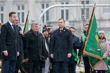 Andrzej Duda i przedstawiciele PSL przed pomnikiem Wincentego Witosa