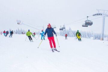 Andrzej Duda na nartach w Szczyrku  (czerwone spodnie)