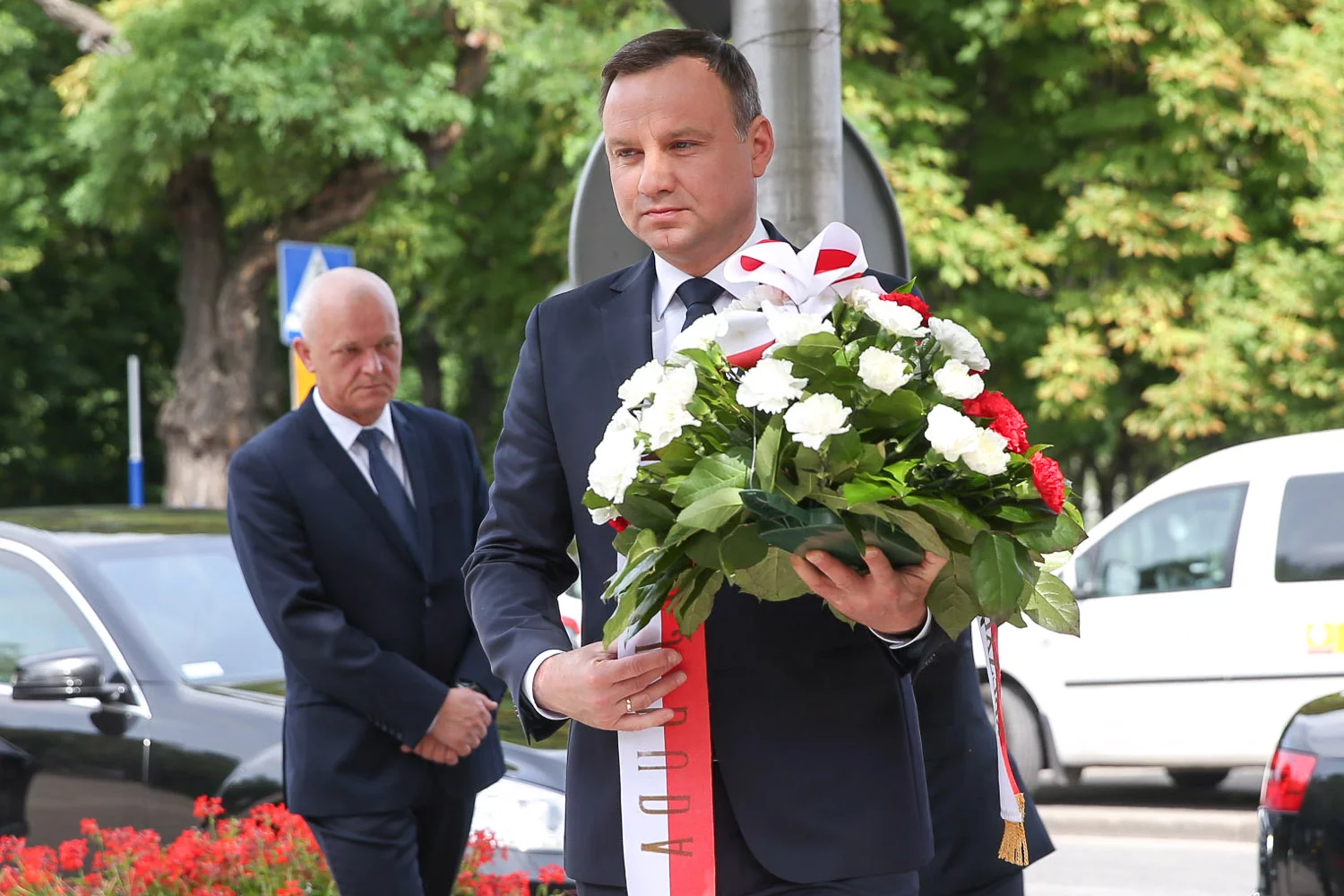 Andrzej Duda składa kwiaty pod ambasadą Francji w Warszawie