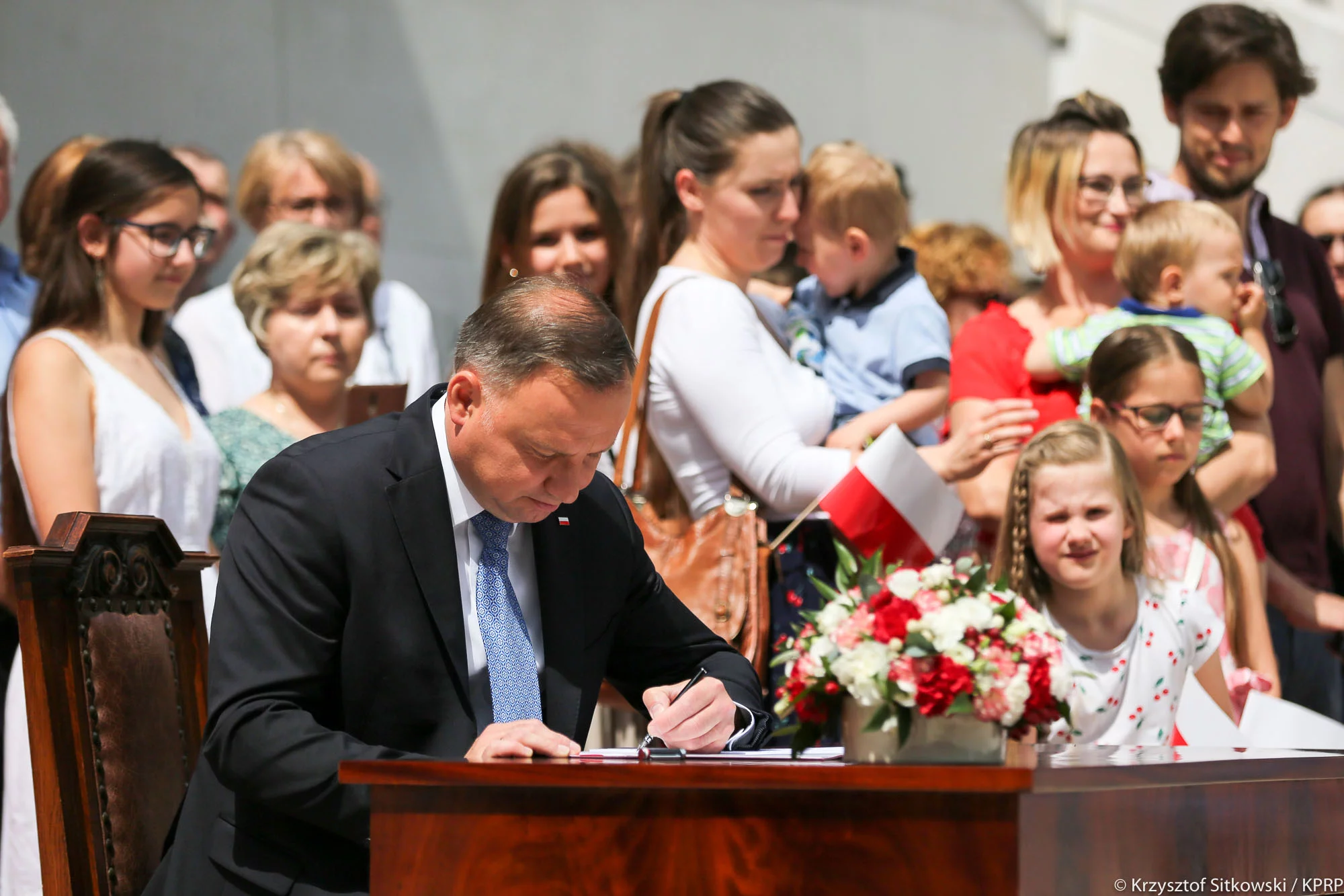 Andrzej Duda podpisujący projekt zmiany w konstytucji