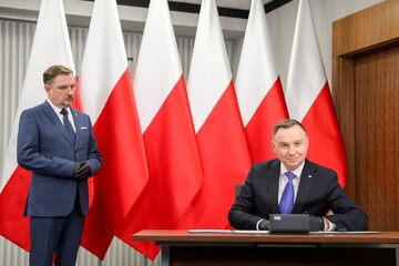 Andrzej Duda podpisuje umowę z „Solidarnością”