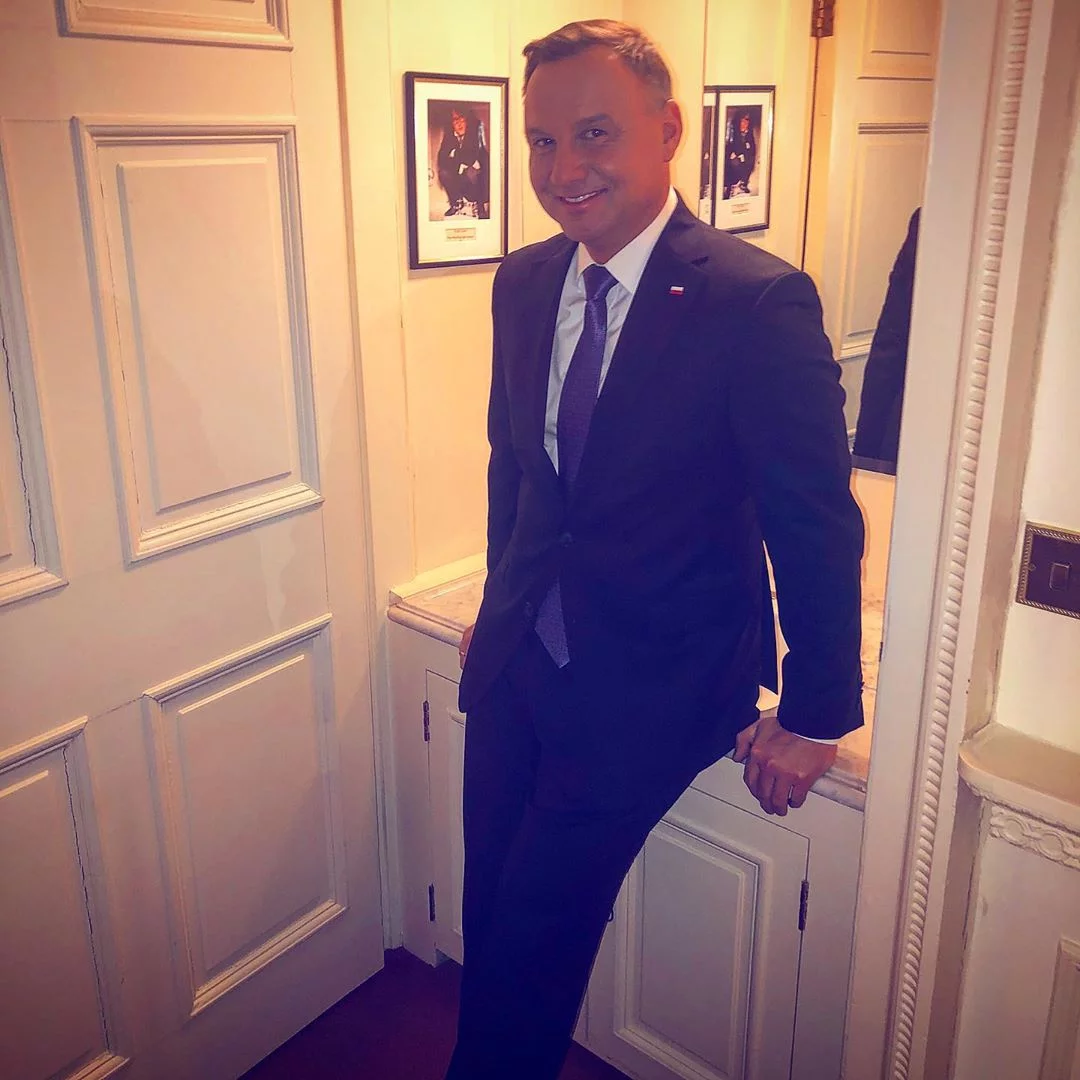 Andrzej Duda przy umywalce