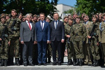 Andrzej Duda pozuje do zdjęcia z polskimi żołnierzami