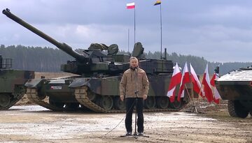 Andrzej Duda przed czołgami K2