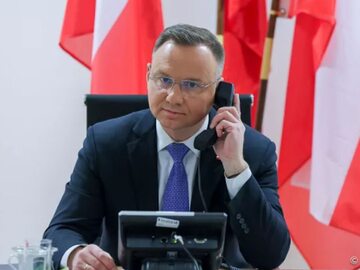 Andrzej Duda przy telefonie