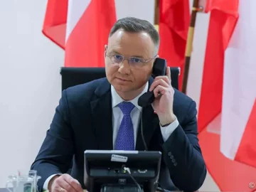 Andrzej Duda przy telefonie